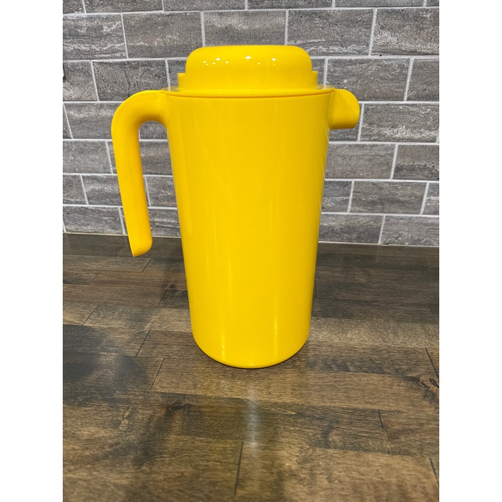 Vintage Design Motivation Ltd Yellow Plastic Pitcher with Lid Made in Canada - Picture 3 of 10